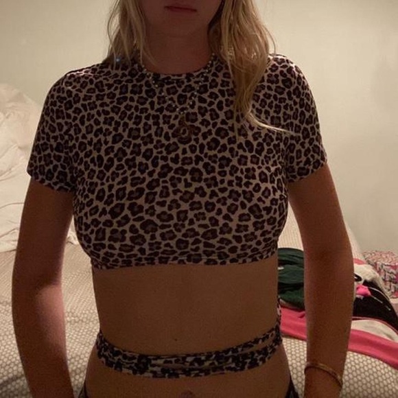 Cheetah print tie long strap crop top w open back. Many ways you can tie the top - Picture 2 of 4